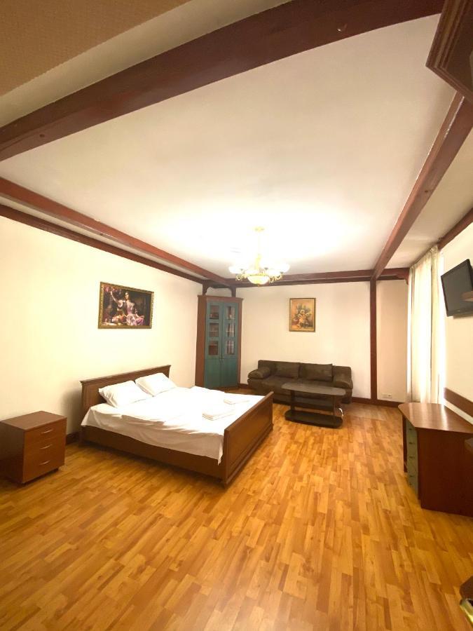 подобово в центрі на вулиці проспект свободи 7 Apartment *